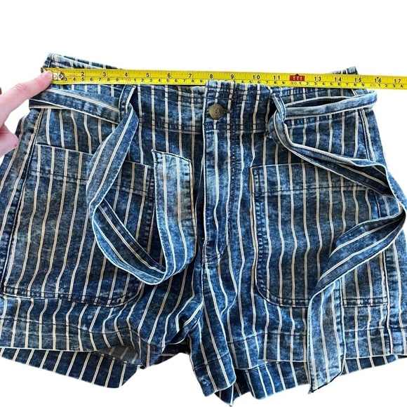 American Eagle Blue White Striped Belted High Rise Shorts 10 Festival Coastal - Picture 9 of 10